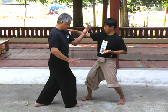 サーンカム・ジャーンヨート先生よりタイヤイ族に伝わる武踏の使用法を学ぶ。