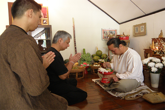 タナチャイ・マニワン先生とサラン・スワンナチョット先生の門派を受け継ぐ儀式を、サラン先生の自宅にて行う。